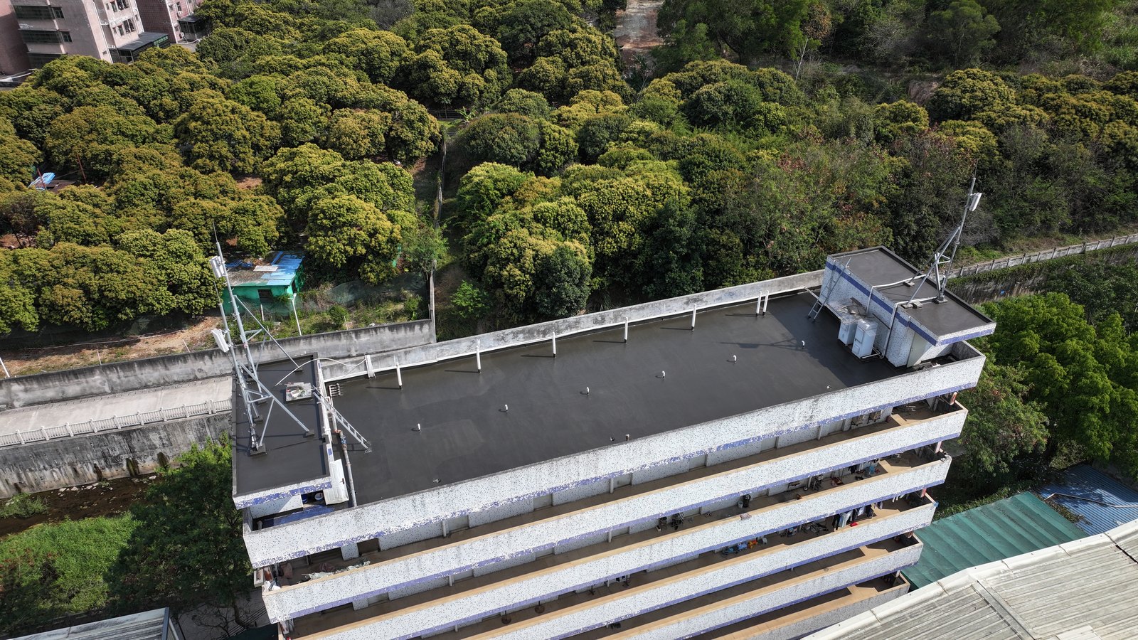 松下万宝钢结构屋面及水槽局部防水